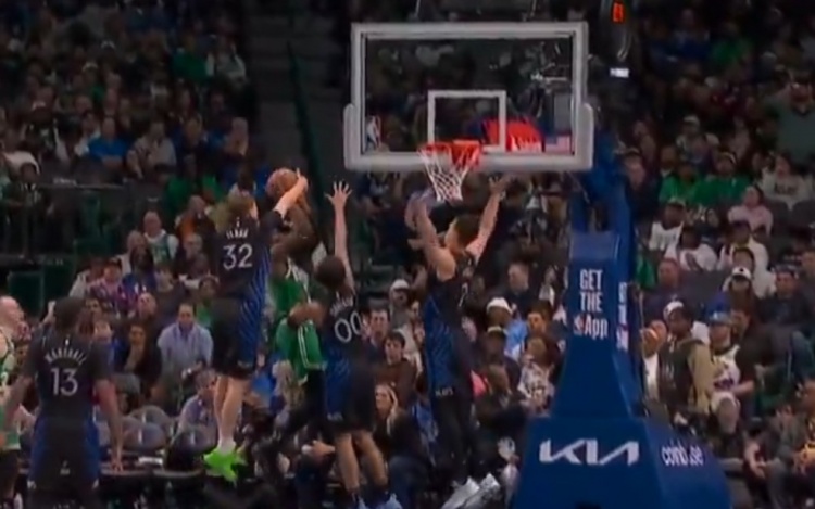 kaiyun-状元天赋！杰伦·布朗半场结束前上篮 弗拉格拍马赶到大帽扇飞