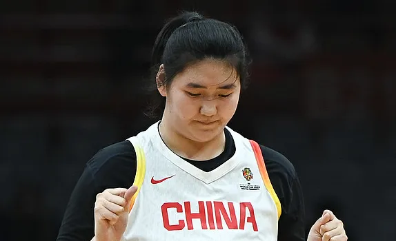 开云足球-全靠小将撑着？中国女篮半场仅得28分，张子宇一人12分