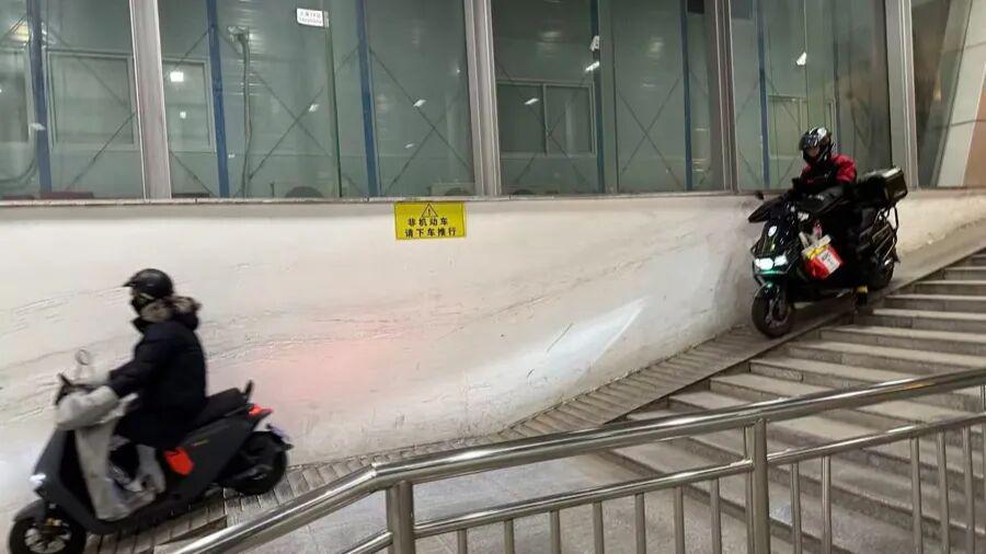 kaiyun体育官方-“简直是拿命在开玩笑！”上海一地道，一个个直接冲下坡道呼啸而过，太危险了