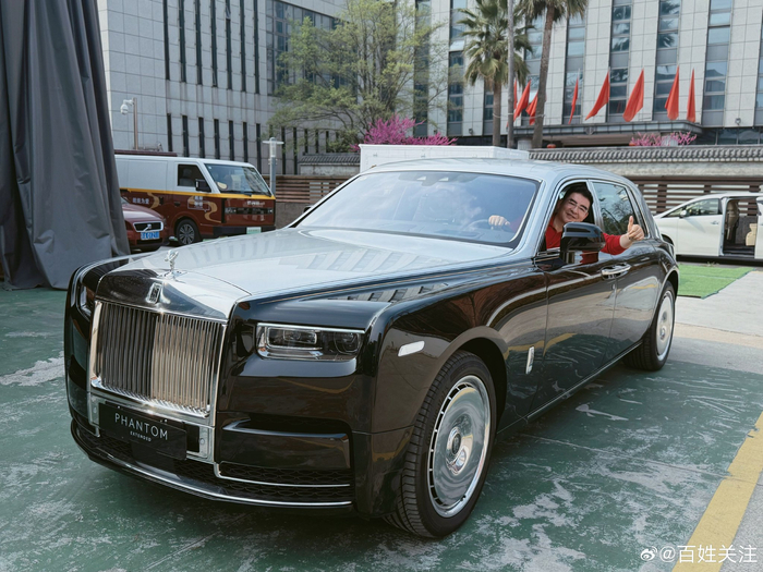 kaiyun体育官方-陈光标赠张雪1300万劳斯莱斯，赞其撑起中国摩托车希望|幻影|赛车|葡萄牙|南京|锦标赛_新浪体育_新浪新闻